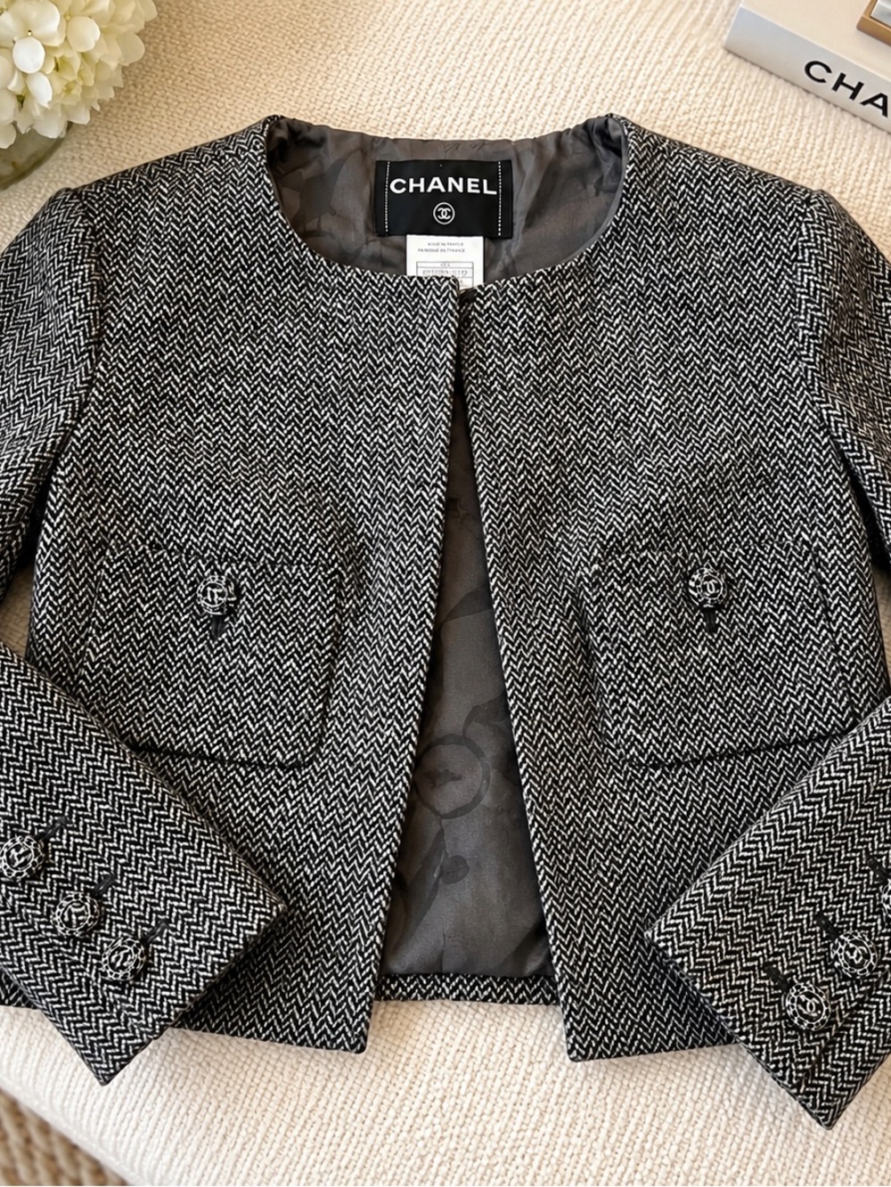 CHANEL Black & White Herringbone Tweed Cropped Blazer-US Size 6